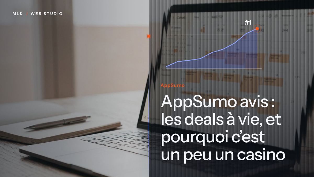 Un ordinateur portable sur un bureau derrière une courbe ascendante, titré AppSumo
