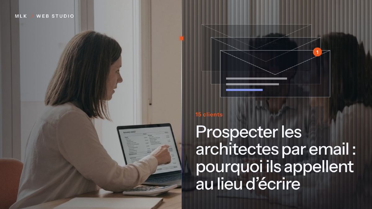 Une personne devant un ordinateur portable, des enveloppes empilées avec un nouveau message et l’inscription « 15 clients »