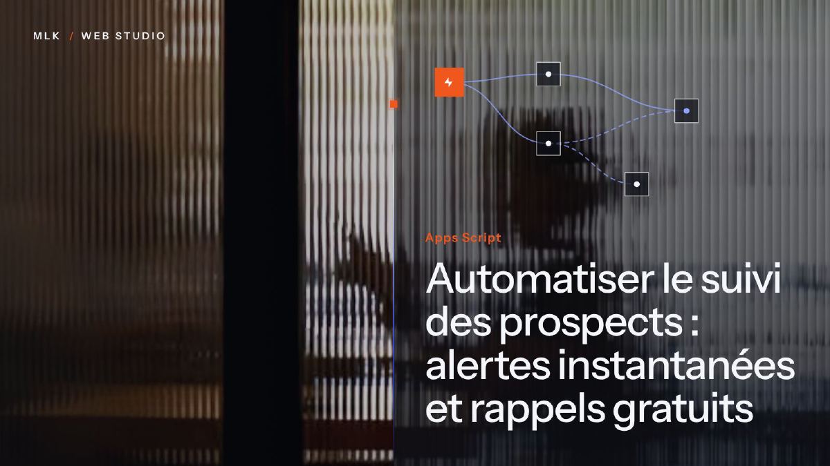 Les mots Apps Script sous un schéma d’automatisation qui part d’un déclencheur orange en forme d’éclair, derrière une vitre cannelée
