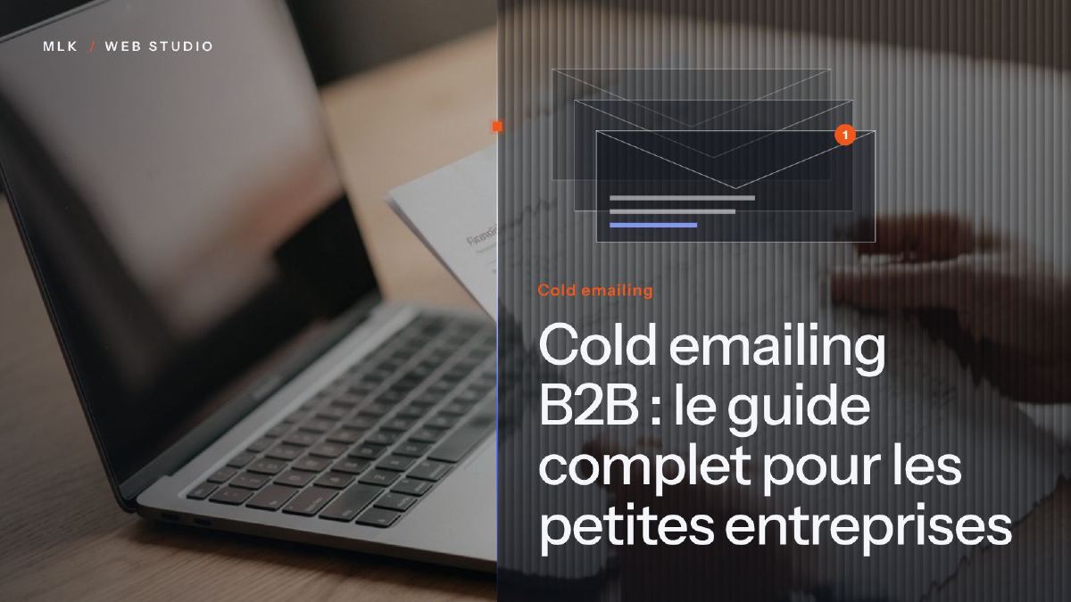 Un ordinateur portable et un document imprimé, à côté de trois enveloppes empilées, dont l’une porte une pastille de nouveau message, et les mots « Cold emailing »