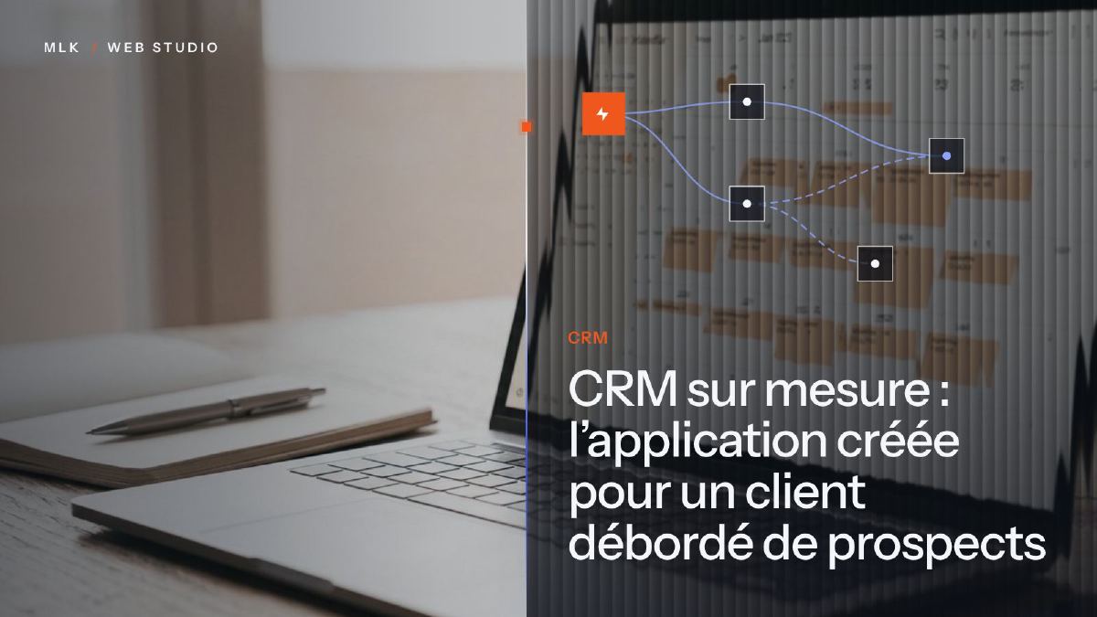 Le mot CRM sous un schéma d’automatisation, devant un ordinateur portable affichant un planning, derrière une vitre cannelée