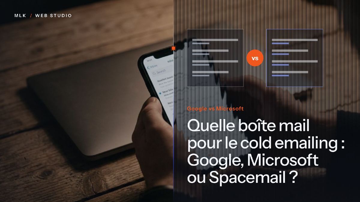 Une main tient un téléphone ouvert sur une boîte de réception, à côté de deux panneaux comparés et des mots Google vs Microsoft