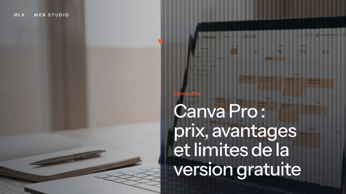 Un ordinateur portable affichant un calendrier de contenus à côté d’un carnet et d’un stylo, avec les mots Canva Pro