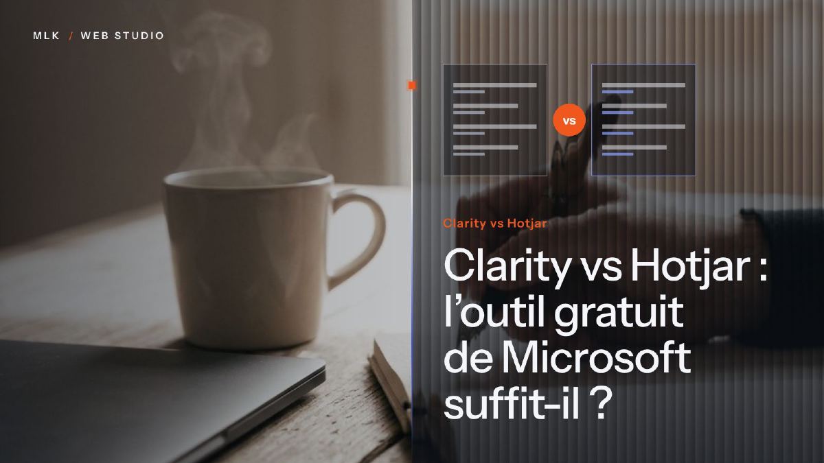 Les mots Clarity vs Hotjar à côté de deux colonnes comparées, d’une tasse de café et d’une main qui écrit dans un carnet