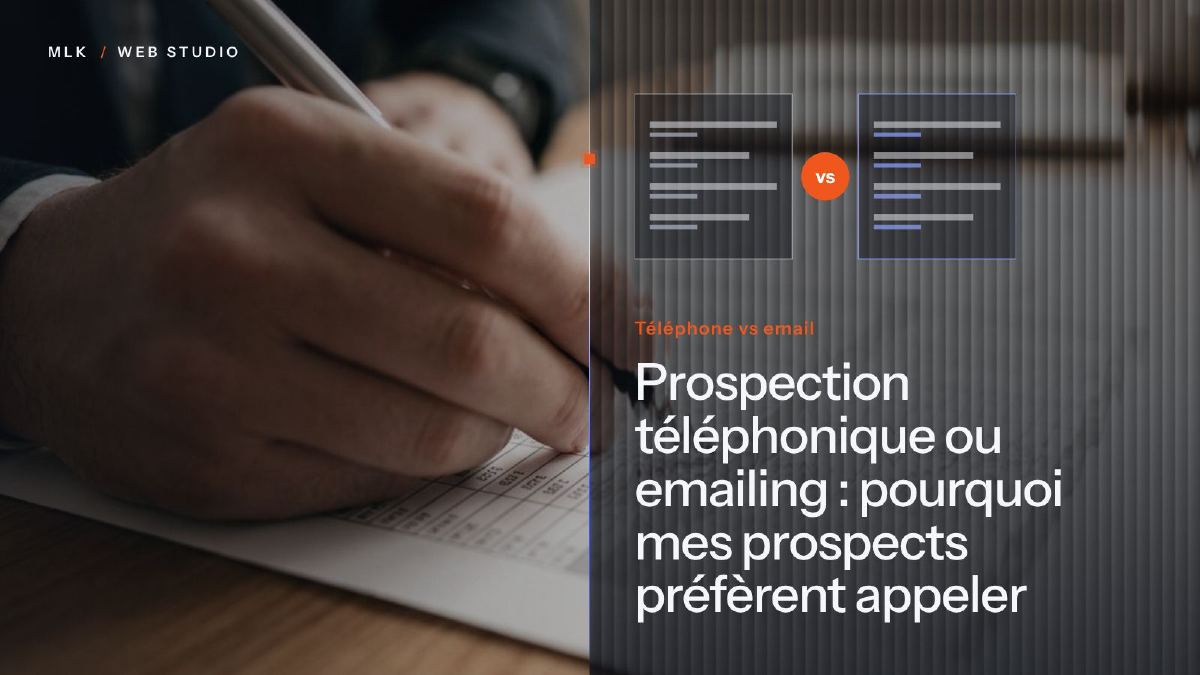 Une main qui remplit un tableau imprimé au stylo, à côté de deux panneaux comparés et des mots « Cold call vs email »
