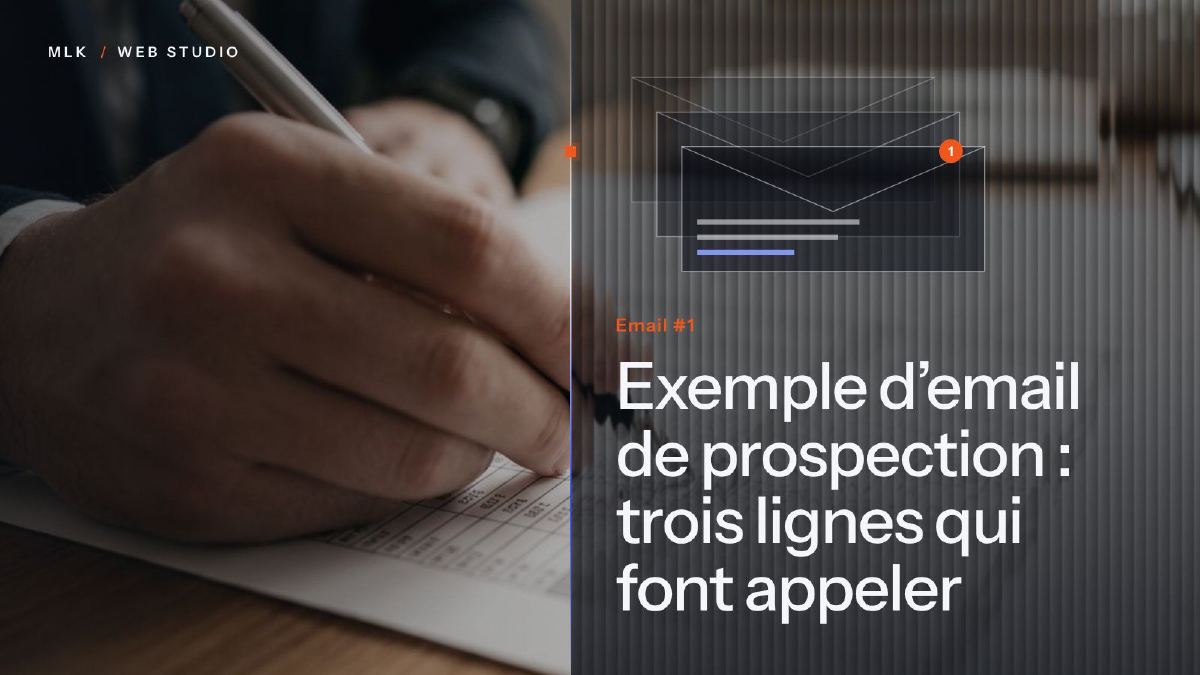 Une main qui écrit au stylo à côté d’une pile d’enveloppes, celle de devant montrant trois lignes, et les mots Email #1