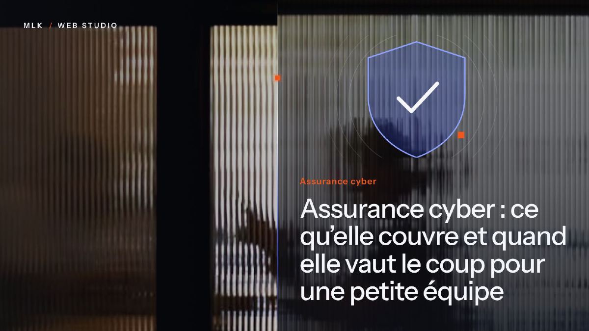 Le titre de l’article en blanc sur un panneau de verre cannelé au-dessus d’une photo, avec un bouclier portant une coche