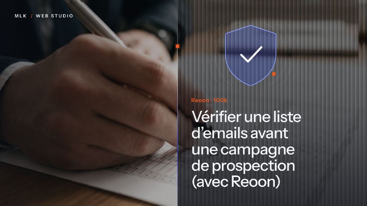 Une main qui écrit sur une liste imprimée, à côté d’un bouclier coché et des mots Reoon 100k
