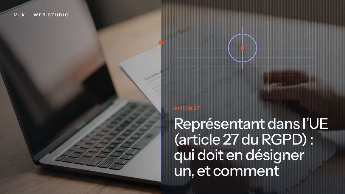Le titre de l’article en blanc sur un panneau de verre cannelé, devant la photo d’un quadrillage de plan d’architecte avec une cible