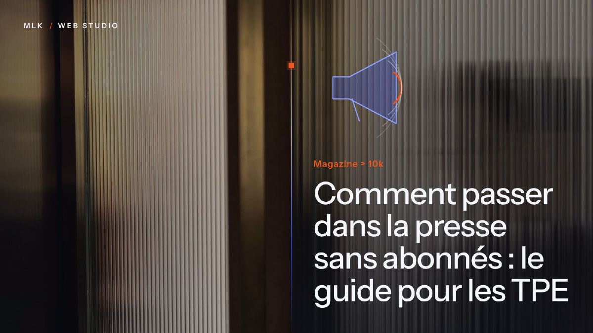 Mégaphone dessiné sur du verre cannelé, avec les mots Magazine > 10k