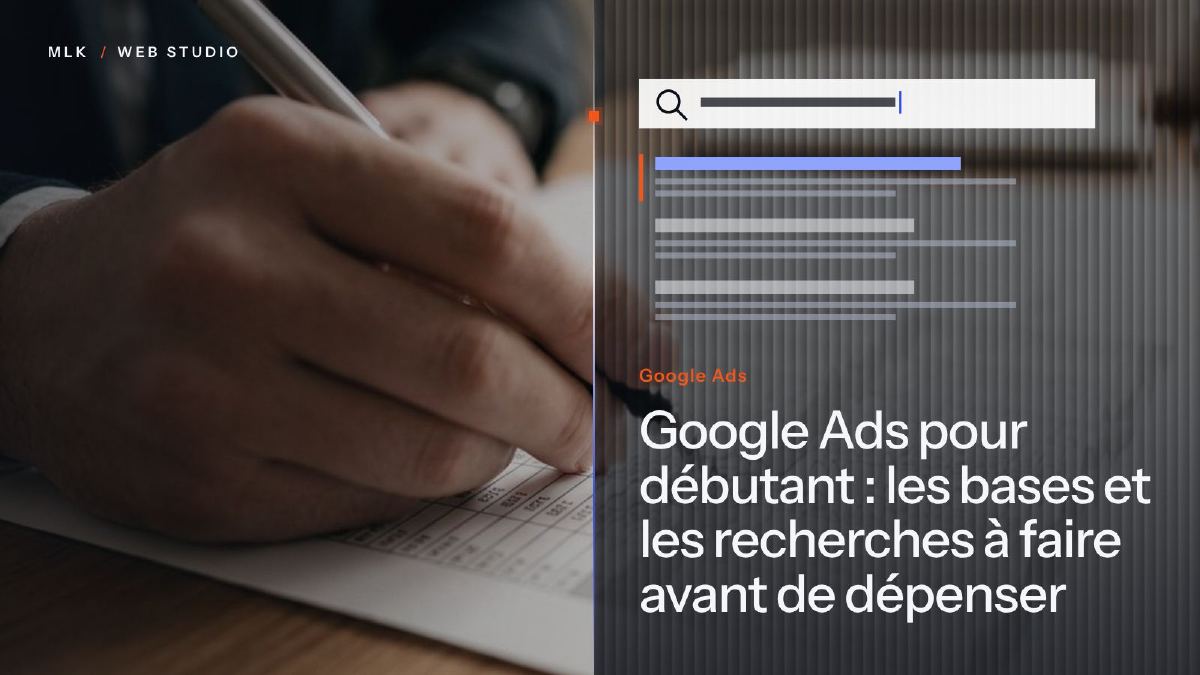 Les mots Google Ads à côté d’une barre de recherche et de résultats, près d’une main qui note des chiffres dans un tableau
