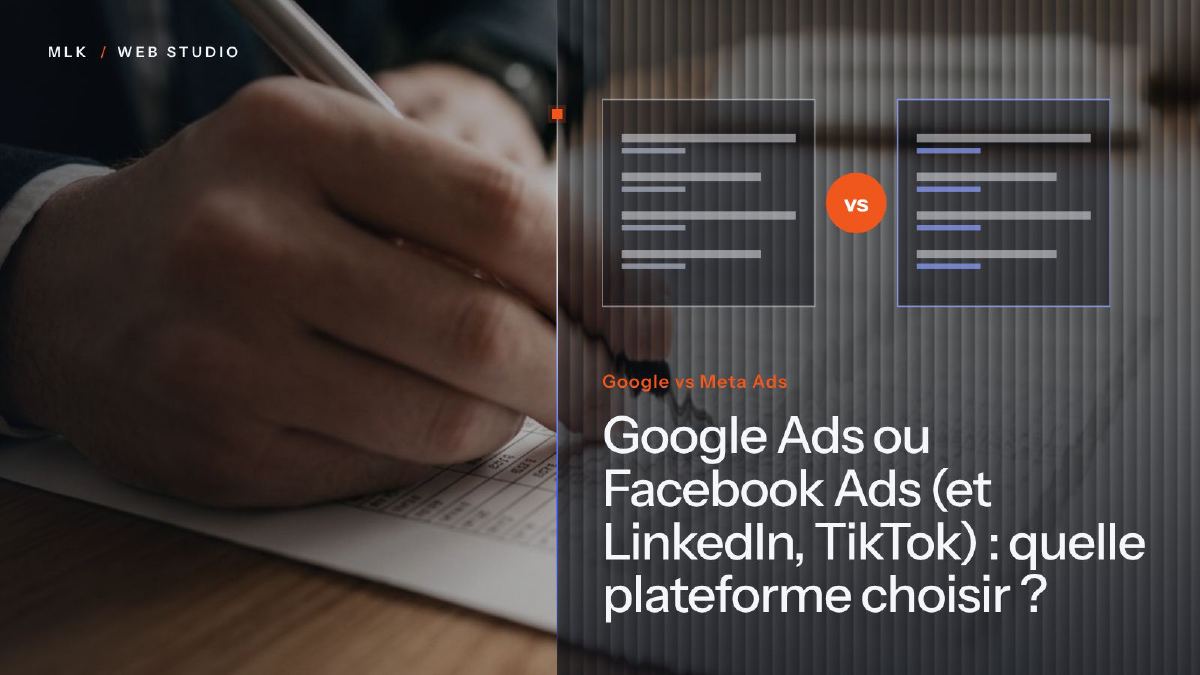 Une main note des chiffres sur un tableau imprimé, à côté de deux panneaux comparés et des mots Google vs Meta Ads