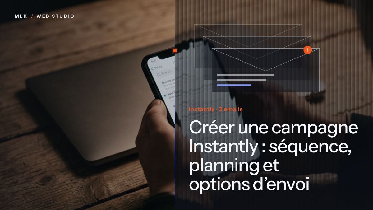 Un téléphone affichant une boîte de réception, trois enveloppes empilées et les mots Instantly, 3 emails