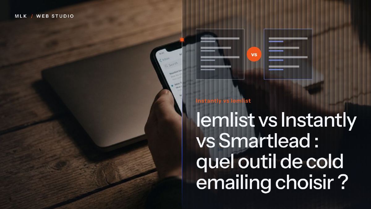 Une main tenant un téléphone ouvert sur une boîte de réception, à côté de deux panneaux comparés et des mots Instantly vs lemlist