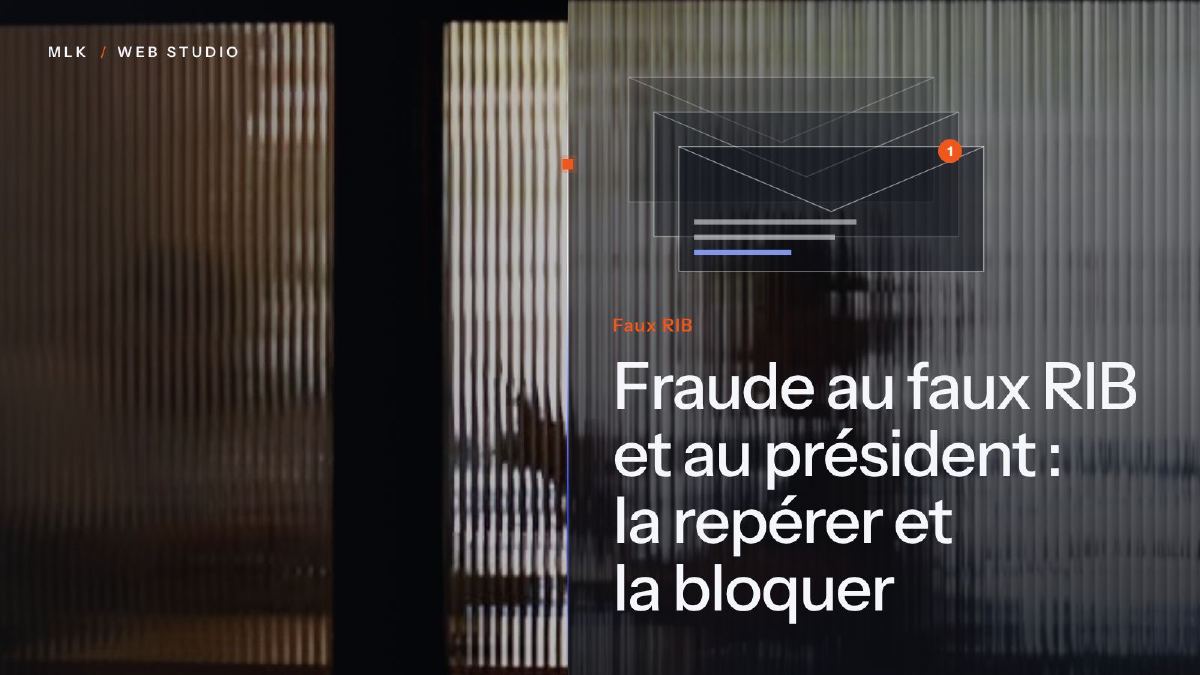 Le titre en blanc sur un panneau de verre cannelé, devant une photo d’enveloppes empilées avec une pastille de notification