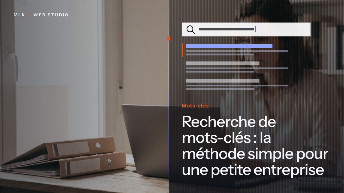 Le mot Keywords sous une barre de recherche et ses résultats, à côté d’un ordinateur portable et de deux classeurs posés sur un bureau