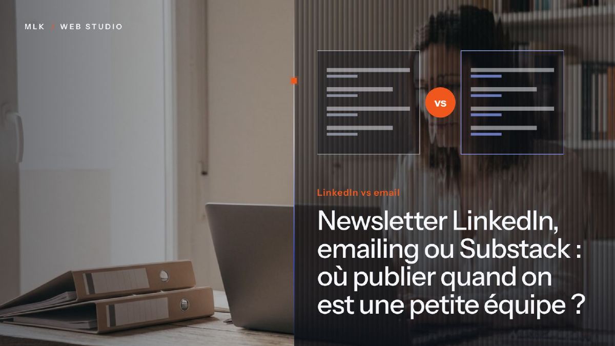 Le titre de l’article en blanc sur un panneau de verre cannelé, sur fond de photo, avec deux panneaux côte à côte et une pastille orange « vs »