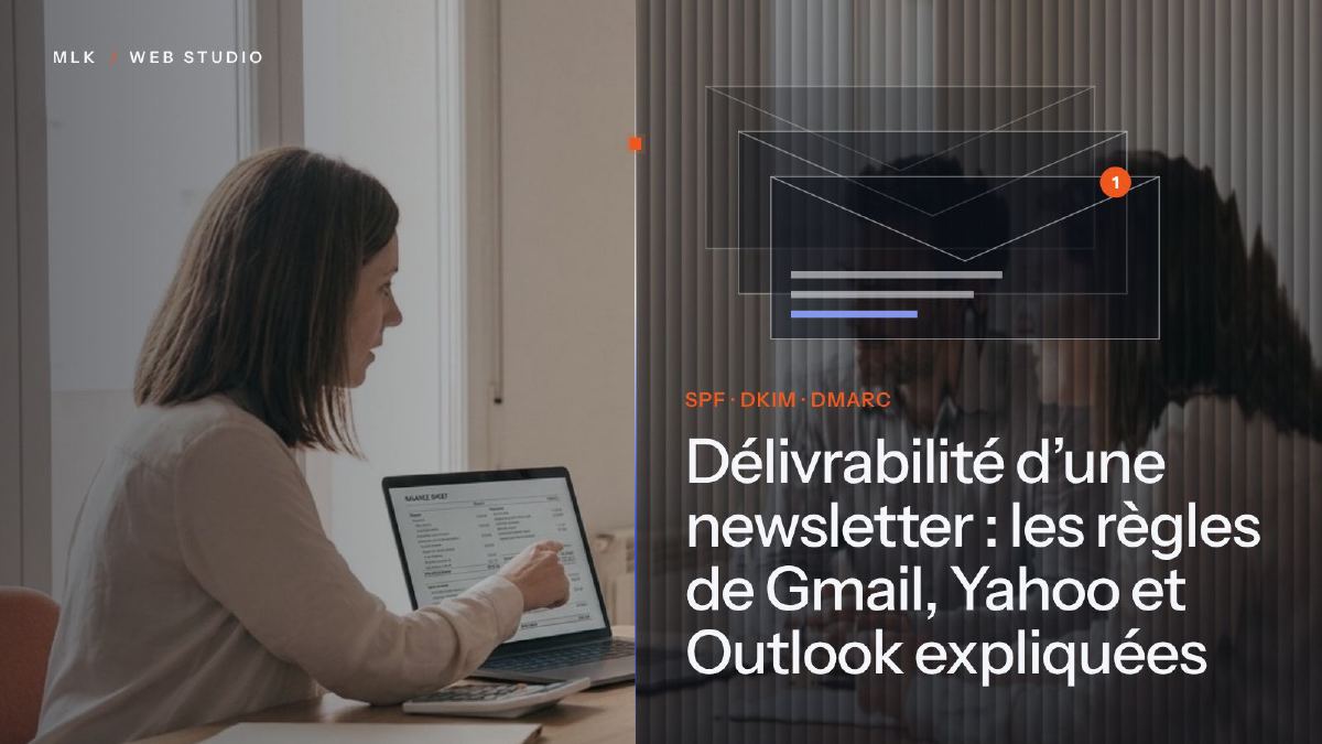 Le titre Délivrabilité d’une newsletter en blanc sur un panneau de verre cannelé, devant une photo d’enveloppes empilées avec un badge de notification