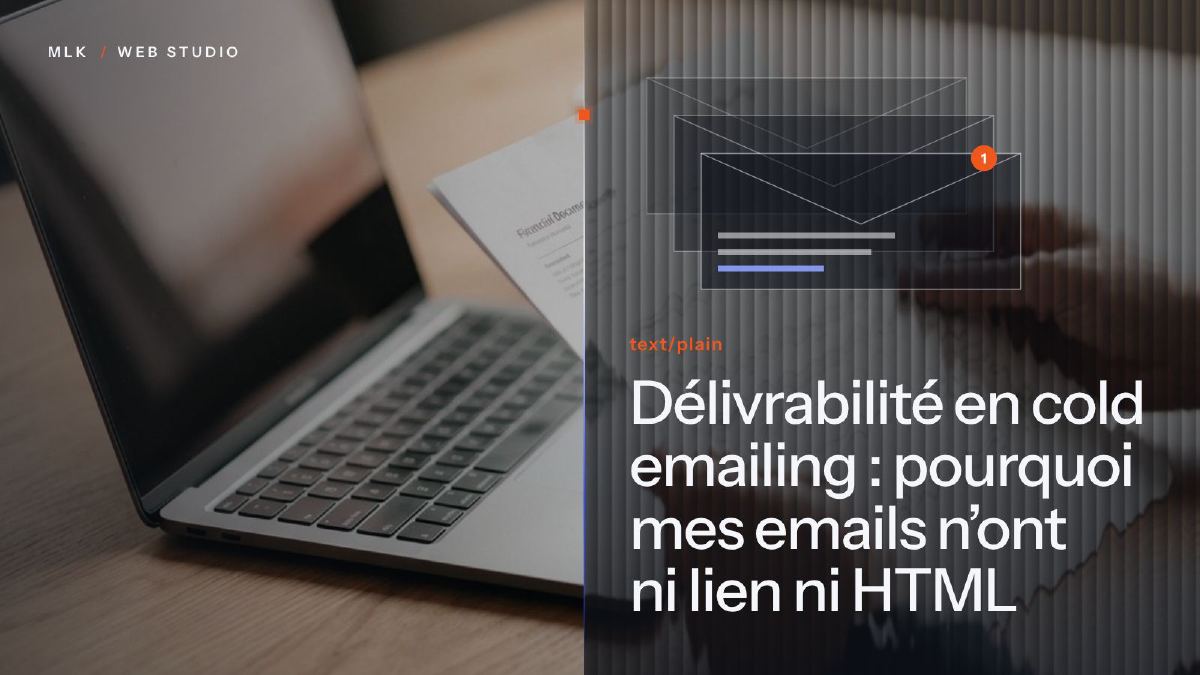 Un ordinateur portable et un document imprimé, à côté d’enveloppes empilées avec un nouveau message et l’inscription « text/plain »