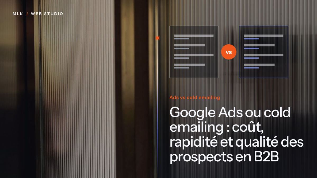 Les mots Ads vs Cold email à côté de deux panneaux comparés, derrière un verre cannelé