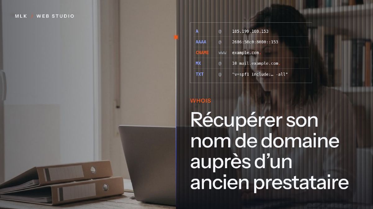 Ordinateur portable et classeurs sur un bureau, à côté d’enregistrements DNS et du mot WHOIS