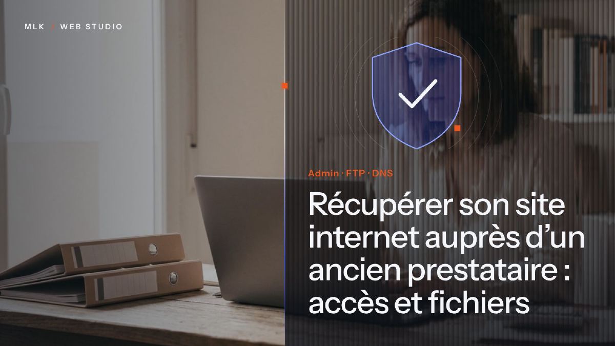 Ordinateur portable et classeurs sur un bureau, à côté d’un bouclier coché et des mots Admin, FTP, DNS