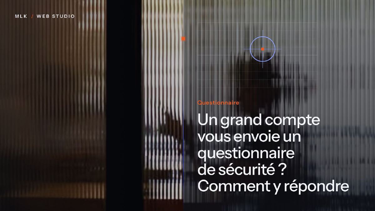 Le titre « Un grand compte vous envoie un questionnaire de sécurité ? Comment y répondre » en blanc sur un panneau de verre cannelé posé sur une photo, avec une grille de plan d’architecte et une cible