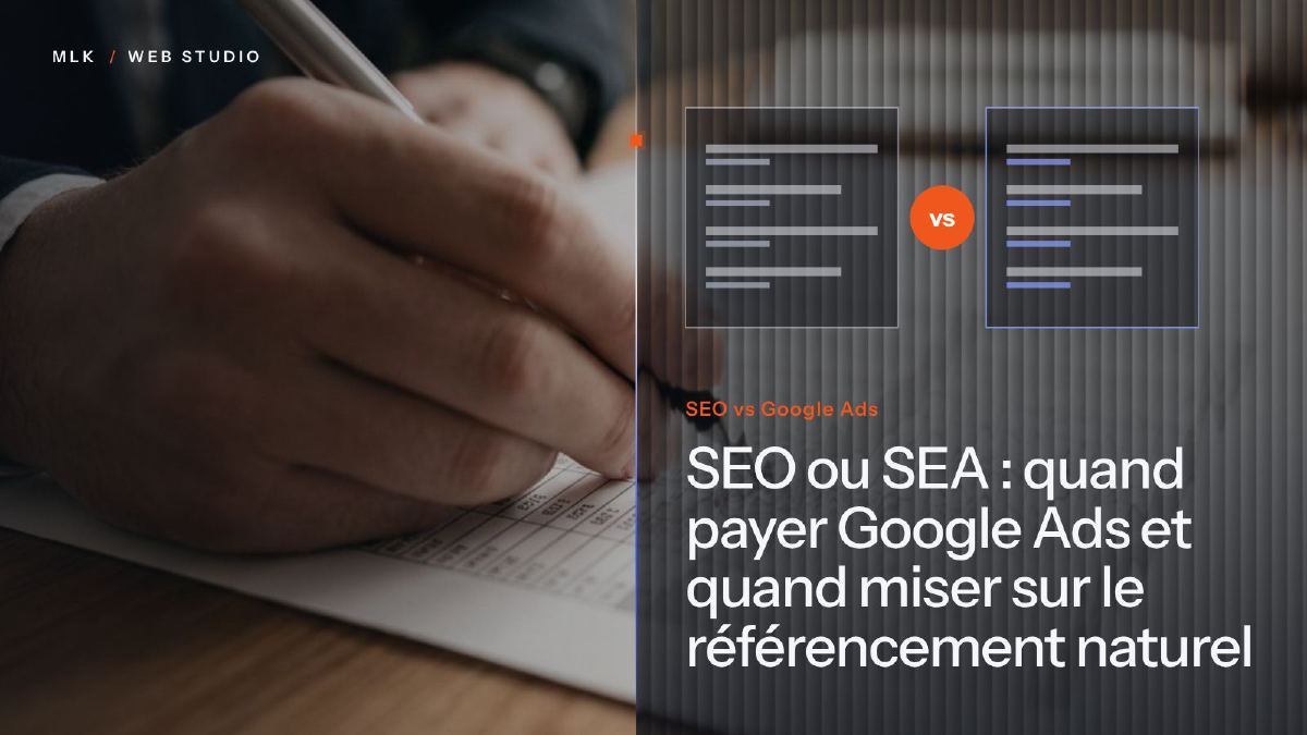 Une main qui note des chiffres dans un tableau imprimé, à côté des mots SEO vs Google Ads et de deux panneaux comparés