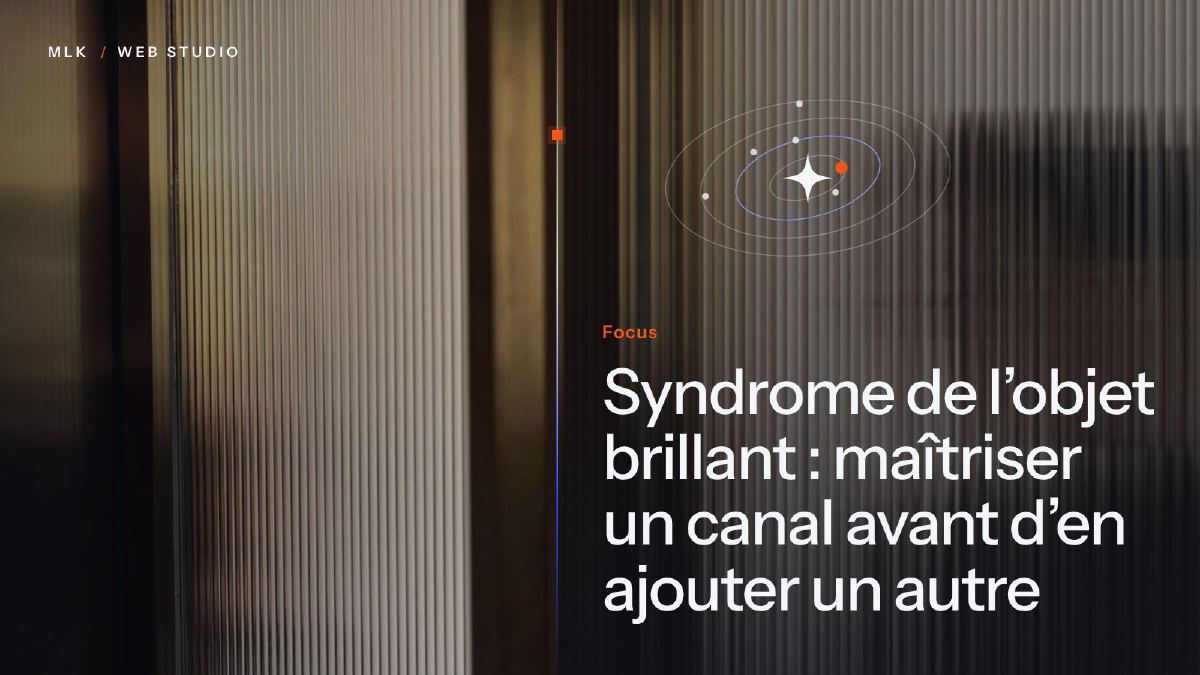 Une étoile brillante au centre d’orbites où gravitent de petits points, sur fond de verre cannelé, avec le titre Focus