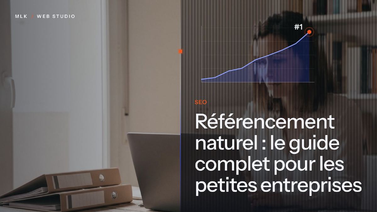 Le mot SEO et une courbe en hausse jusqu’à la première place, à côté d’un ordinateur portable et de deux classeurs