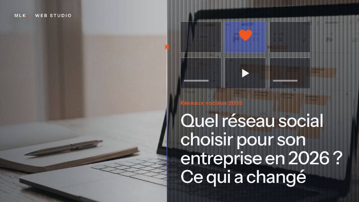 Un ordinateur portable et un carnet à côté d’une grille de publications avec un cœur et un bouton lecture, sous le titre Social media 2026