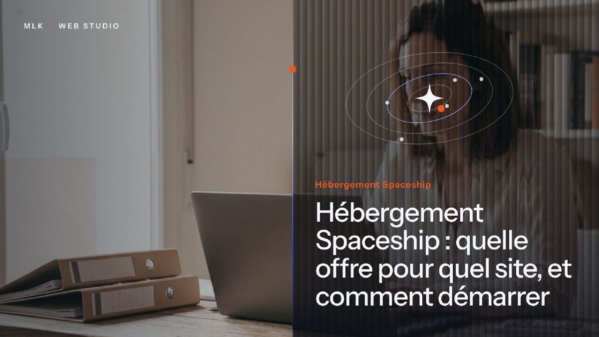 Les mots Spaceship hosting à côté d’une étoile entourée d’orbites, derrière un verre cannelé