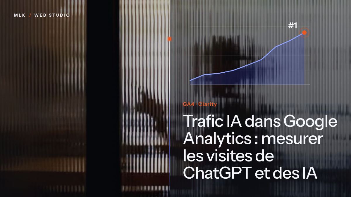 Courbe de trafic en hausse avec les mots GA4 et Clarity sur fond de bureau flou