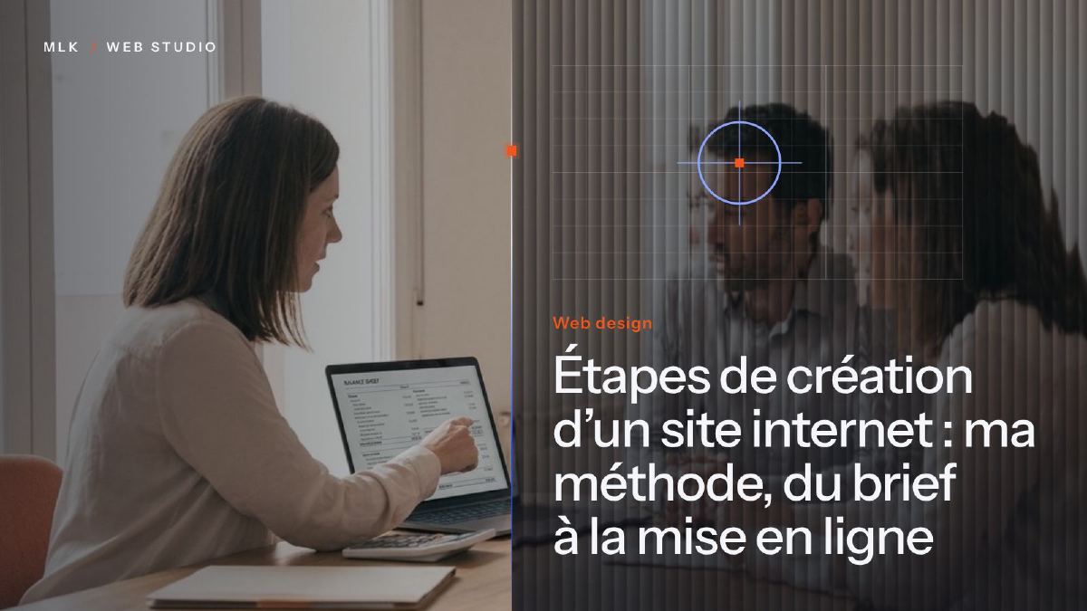 Une femme montre l’écran de son ordinateur portable, à côté d’une grille de mise en page et des mots Web design