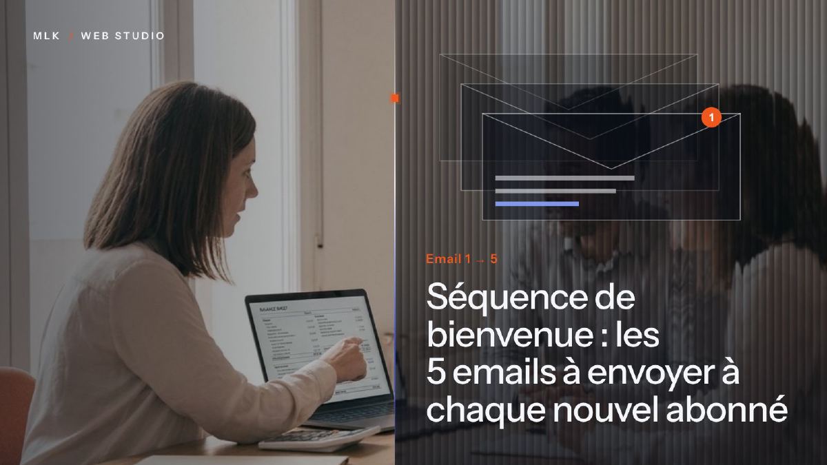 Le titre de l’article en blanc sur un panneau de verre cannelé, sur fond de photo, avec des enveloppes empilées et une pastille de notification