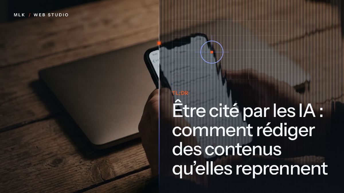 Un téléphone tenu au-dessus d’un ordinateur portable, sous une grille de plan avec une cible, et les lettres TL;DR